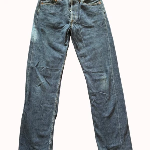 Ett par klassiska & populära levis 501:or! 👖 - Ikonisk blå färg med tidlös rak passform. En favorit som passar till allt och aldrig går ur stil! ✨