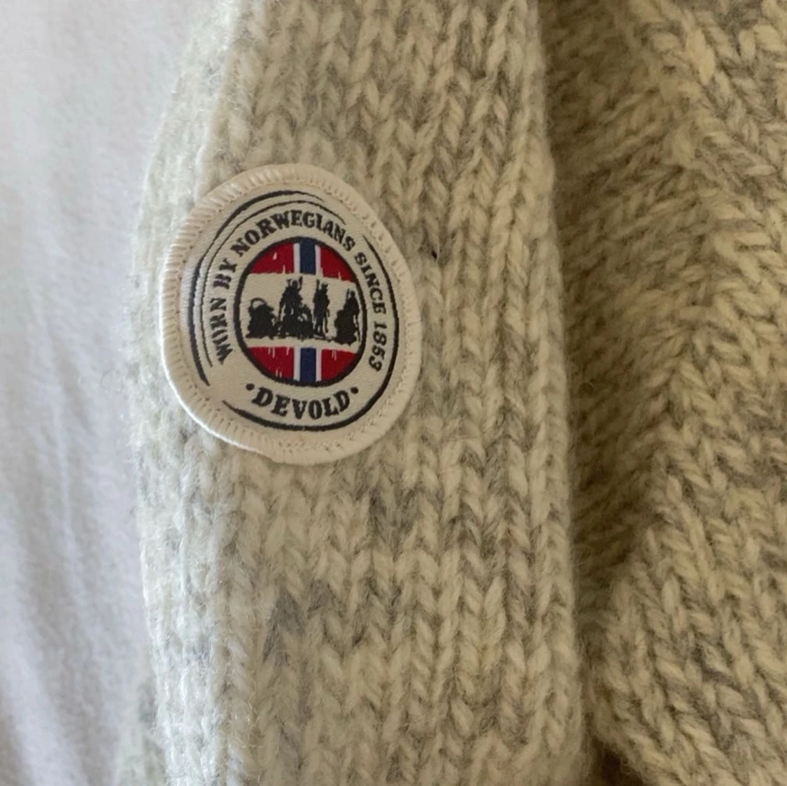 Grå stickad polotröja från Devold XS - 3