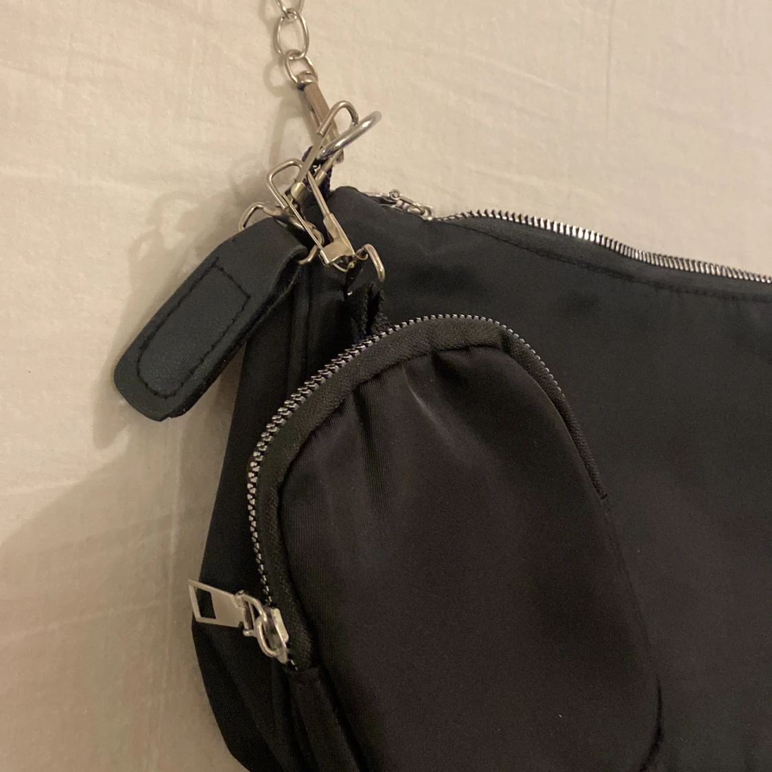 Svart axelväska med kedja och mini-väska - 1