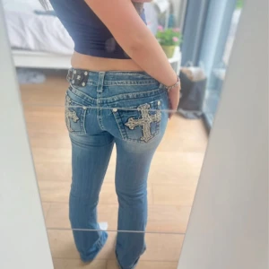 Miss me jeans - Ikonisk fickdesign Miss jeans i nästan perfekt skick. Det är proffesionellt utsydda.   Midjemått:39 strek över ungefär   Strl 29 men det är insydda lite i midjan så lite mindre antar jag, men det syns inte alls