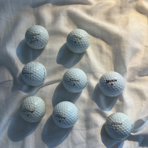 Blandade tourbollar( pro V1/V1x, tp5x, z-star) - Bilderna visar flera golfbollar av olika märken, bland annat Titleist, Srixon och TaylorMade. Det finns ingen bok på bilderna, utan endast sportutrustning. Perfekt för dig som vill komma igång med golf eller behöver extra bollar till träningen.