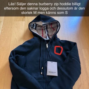 Svart burberry zip hoddie (Saknar logga) - Svart burberry zip hoddie (Saknar logga) Storlek M men känns som S