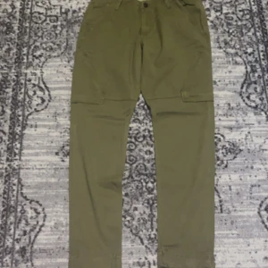 Cargo pants - Snabb leverans! Helt ny utan tag men aldrig använda! Säljer ett par olivgröna cargopants från DU/ER med raka ben och praktiska fickor på sidorna. Byxorna är tillverkade i ett slitstarkt bomullsmaterial med lite stretch för extra komfort. Perfekta för dig som gillar en avslappnad och funktionell stil.