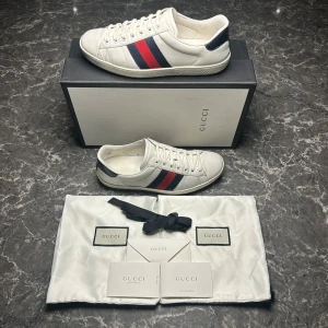 Gucci ace - Säljer ett par otroligt snygga skor från det exklusiva italienska märket Gucci! Skorna är i otroligt bra skick, skulle säga ungefär 9/10. Nypris ligger på över 9000kronor men vi säljer våra för endast 2199 och kan gå ner i pris ännu mer vid snabb affär! Skorna är i storlek 41,5 men är lite stora i storleken. Skriv gärna ifall det är några funderingar, allt bästa SkoKapet