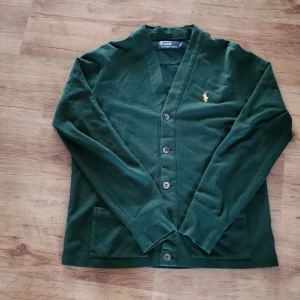 Ralph lauren  - Säljer denna ralph lauren koftan pga den är för stor för mis som ni ser på bilderna men passar nog folk runt 175. Är en liten spricka på nedre knapp men som är lagad och funkar utmärkt! Pris går självklart att diskutera!😃💛