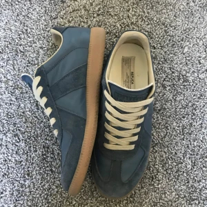 Maison margiela gats - Tja, säljer ett par sjukt snygga skor från Maison Margiela. Skorna är i riktigt bra skick (9/10). Säljer de pga behöver pengarna. Skorna är köpta på Plick av en trovärdig säljare. Box finns ej. Hör av er vid frågor eller funderingar! //Tom