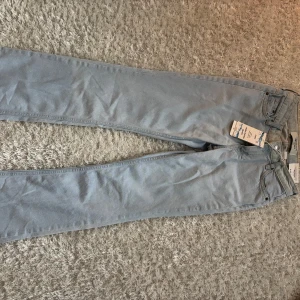 Lågmidjade jeans  - Såå snygga lågmidjade jeans från HM i en flare modell. Aldrig använda då de tyvärr inte passar mig, så lapparna är kvar 💕 Kan skicka bilderna privat där man ser hela jeansen så det inte fick plats i inlägget 🥰