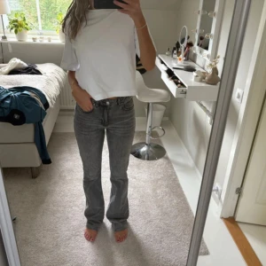 Grå bootcut jeans - Säljer ett par gråa midwaist jeans. Har använt några enstaka gånger så inte mycke. Priset kan diskuteras, hör av er om ni har funderingar💞