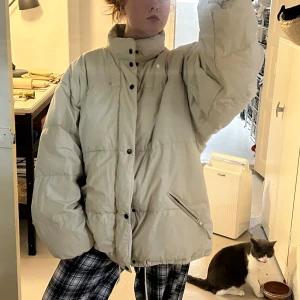 Beige pufferjacka från M.A.C XXL - Säljer en oversized beige pufferjacka från M.A.C i storlek XXL. Superskönt och varm.