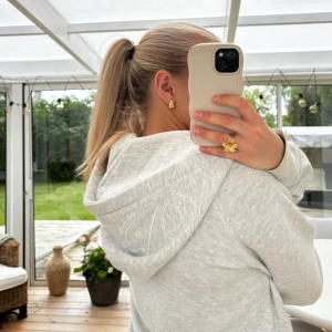 Ziphoodie BikBok - Supersnygg ziphoodie från BikBok med detaljer på huvan! Tröjan är i storlek L men upplevs väldigt liten i storleken 🩶