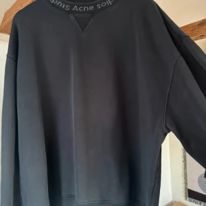 Svart sweatshirt från Acne Studios - Svart oversized sweatshirt från Acne Studios i 100% bomull. Tröjan är storlek L. Säljs för 999, men självklart förhandlingsbart vid snabb affär! Inga defekter, mycket bra skick!