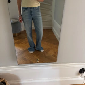 vida jeans  - jätte snygga vida jeans med medelhög midja 💞💗💞