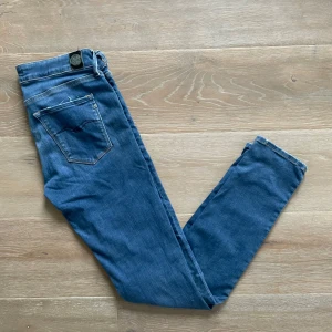 Replay jeans - Säljer dessa riktigt snygga replay jeans! Dem är i mycket bra skick och är sparsamt använda, storlek W30 och L32, midjan är 37 cm och totallängden är 102 cm, hör gärna av dig vid frågor!