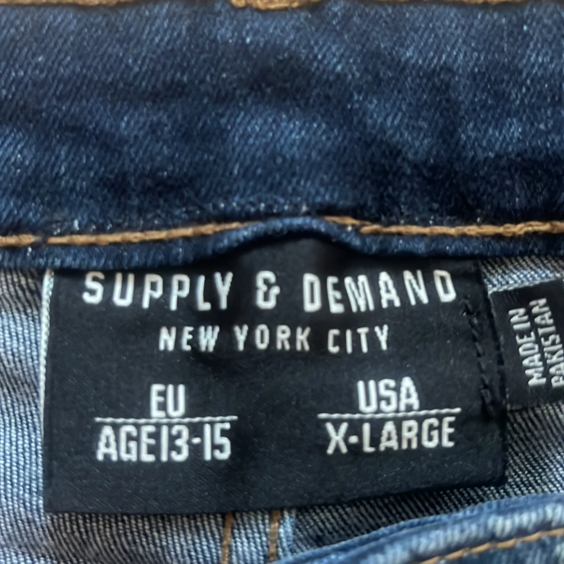 Blå jeans med slitningar Supply & Demand - 1