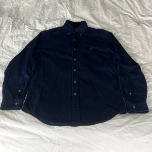Polo Ralph Lauren skjorta - Polo Ralph Lauren i färgen Navy, storlek M. Materialet: Lin 100%