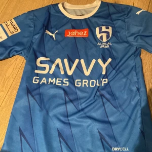 Al hilal  - Hej säljer al hilal t shirt den är liten i storleken skön att ha.