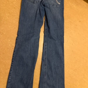 Blå bootcut jeans från Nelly - Snygga blå jeans från Nelly med klassisk bootcut-passform. Jätte snygga kan inte ha dom då det är för små för mig men jätte snygga 