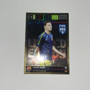 FIFA 365 Limited Edition - Lionel Messi - Snygg och glittrande limited edition-samlarbild med Lionel Messi i FC Barcelona. Perfekt för dig som älskar fotboll och vill ha något unikt i din samling. FIFA 365-designen gör kortet extra coolt och eftertraktat bland unga fans. 