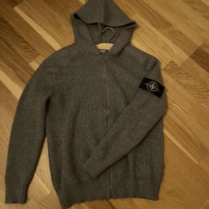 Stone island cardigan - Tjoo, säljer denna feta Stone island cardigan till dunderpris‼️‼️💯 Skick 9/10✅✅ knappt använd✅ DMa📩 vid minsta fundering eller prisförslag🤗🤗KOLLA även min profil för mer✌️✌️