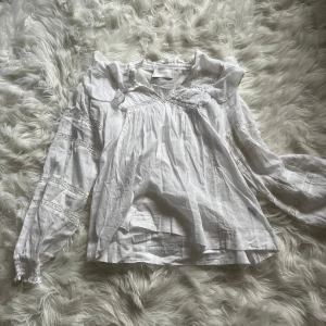 Fin blus från neo noir - Fik vit blus från neo noir i storlek xs-S / 34, använd två gånger och pris kan diskuteras