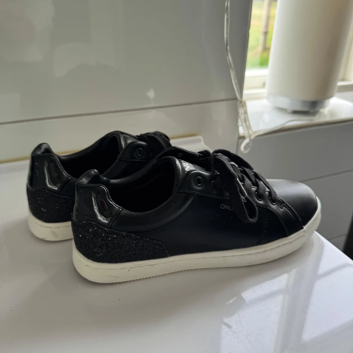 Svarta sneakers