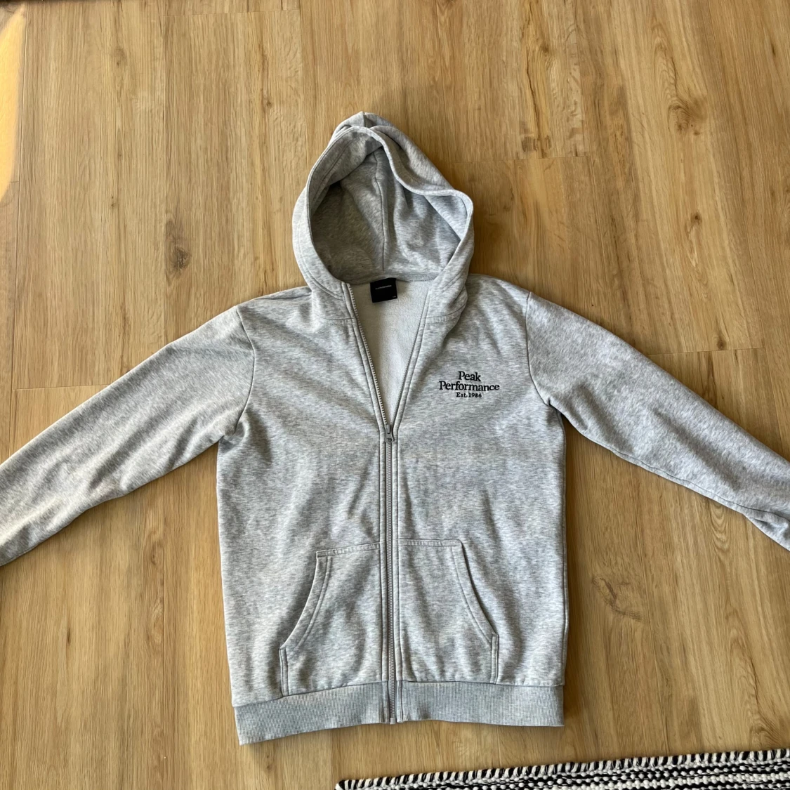 Grå hoodie från Peak Performance - 1