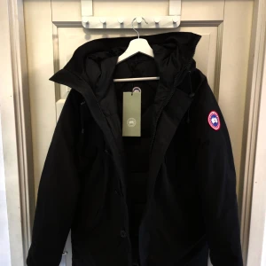 Canada Goose jacka - Svart jacka från Canada Goose med patch på ärmen 
