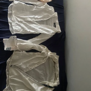 3 Skjortor - 3 skjortor den rosa är storlek L från filippa K. Den vita från Dressman storlek XS. Den andra vita med inget märke från HM storlek S. Totalt kostar dem runt 1000 totalt. Inga repor eller hål.