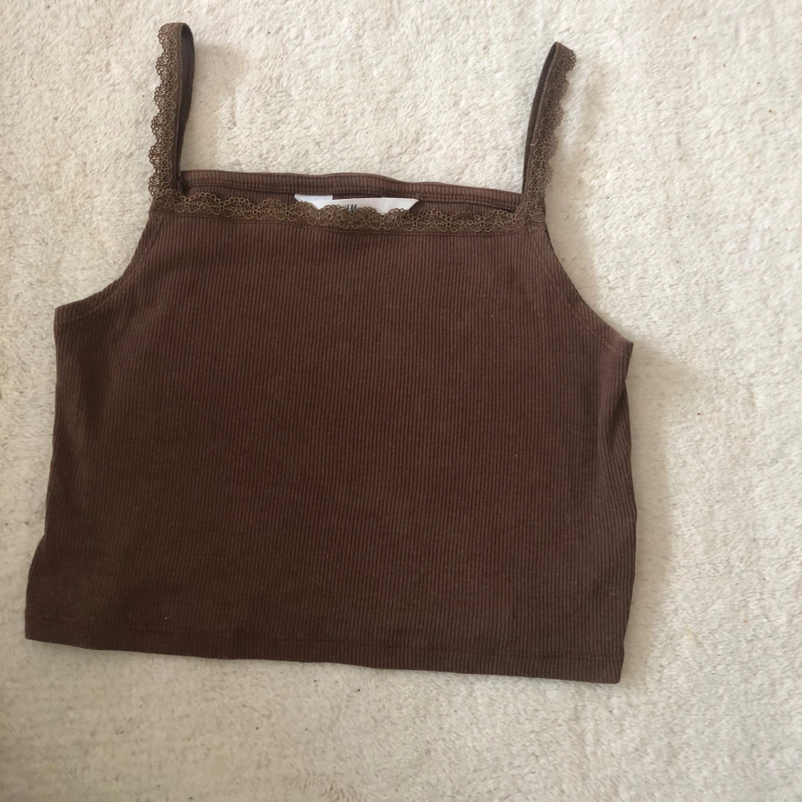 Brun ribbad linnetopp från H&M