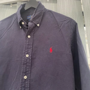 Ralph Lauren skjorta Slim fit - Säljer denna snygga Ralph Lauren Slim fit skjortan i marinblå | Storlek S | Skick 8/10 Inga hål eller defekter | vid några funderingar tveka it att fråga 🙌