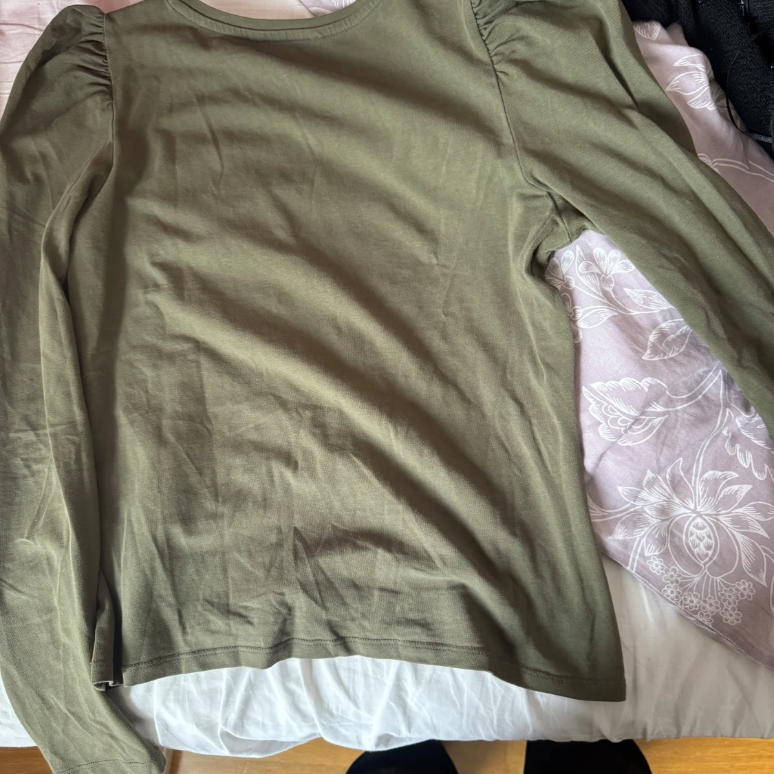 Olivgrön långärmad topp från Only - 1