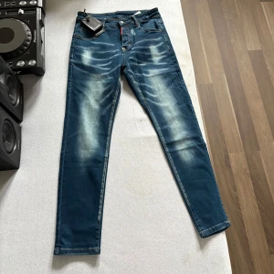 Dsquared2 Jeans - Säljer dessa feta mörkblåa jeans från Dsquared2. Tags kvar aldrig använda. Storlek: 46/30. Längd 102cm