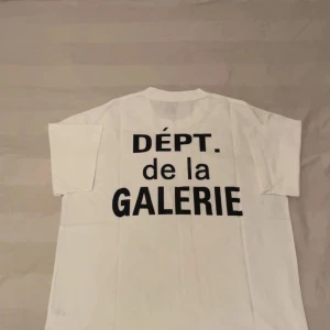 Gallery Dept T-shirt - Tjena, säljer min nya Gallery Dept t-shirt. Köpte tröjan ny och den har aldrig används, tröjan är ny och utan några fläckar eller skador men saknar tyvärr prislappen. Jag säljer tröjan då den är för stor. Pris kan diskuteras vid snabba affärer