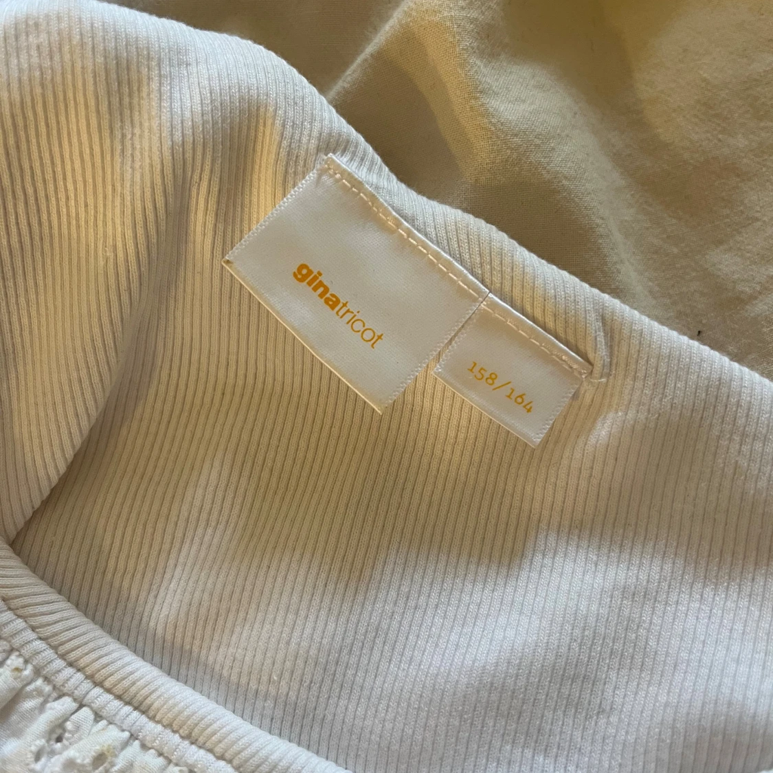 Vit topp från GinaTricot  - 2