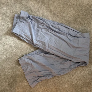 Ljusblå vida linnebyxor - Snygga ljusblå linnebyxor med breda ben och avslappnad passform. Perfekta för dig som gillar en chill och luftig stil. Byxorna har klassisk midja och är gjorda i mjukt linne som känns skönt mot huden. Passar grymt till sneakers eller sandaler.