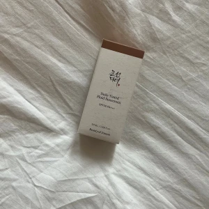 Tint från beauty of joseon -  Tinted Fluid Sunscreen från Beauty of Joseon med SPF30, 50 ml. Var för mörk på mig. Helt oanvänd, har endast lagt en droppe vilket var när jag testade på min hand.
