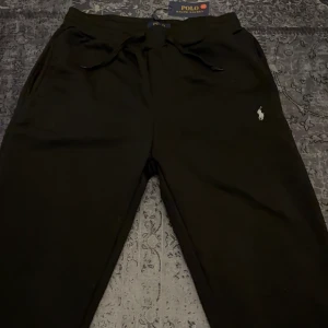 Svarta byxor från Ralph Lauren - Helt nya & oanvända, säljes för 199. Fraktas samma dag ✅