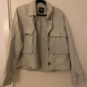 Grön Jeans jacka - Jätte fin grön jeans jacka från Zara. Knappt använd. Skriv för fler bilder