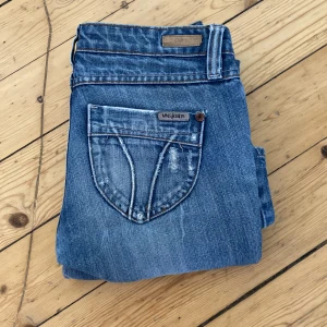 Lågmidjade jeans  - Snygga jeans, midjemått tvärsöver: 35cm midjehöjd: 17 cm innerbens längd: 77cm. Finns tyvärr lite slitningar längst ner på jeans 