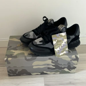 Svart/grå Valentino rockrunners HELT NYA  - Helt nya Valentino rockrunners | colorway- Svart/Grå | Skick - 10/10 - helt nya | Allt Og medföljer | extra snören finns | Storlek 42 | nypris 7000kr | ❗️pris kan diskuteras❗️ | hör av er vid frågor eller funderingar 🙌