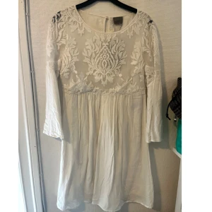 Vit spetsklänning från Vero Moda - Student 2026?🎓🤩 Supersöt vit kortklänning från Vero Moda med transparent överdel och broderade spetsdetaljer. Klänningen har rund hals & trekvartsärm. Aldrig använd, lapparna kvar samt extra knapp!🫶 Pris är diskuterbart!!❤️