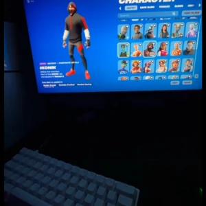 Fortnite skins spelar inte längre och vill bli av med det - Fortnite konto spelar inte detta spel längre därför jag säljer det. Lagt ner mycket pengar på det och spelat sen starten