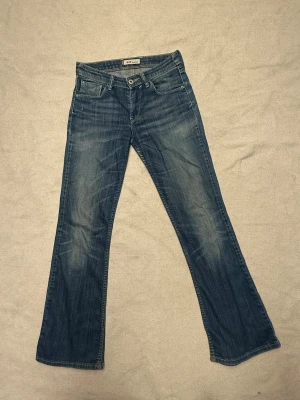 Levi's 629 Bootcut jeans blå - Levi’s 629 bootcut jeans i klassisk blå tvätt. Lätt utsvängt ben och mjukt stretchigt tyg som sitter bekvämt. Normal midja och snygg passform.  Storlek 28/30 (innerben ca 76 cm). I fint använt skick utan några fel.  Välj gärna PostNord eller Early Bird.