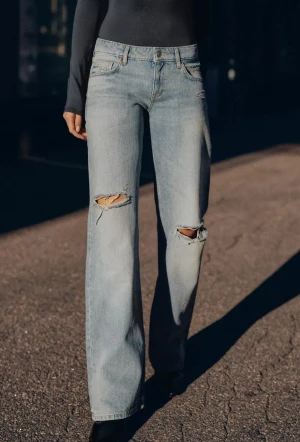 Baggy jeans - Jättesnygga och populära lågmidjade baggy jeans från Zara. De är aldrig använda och har prislappen kvar. I princip slutsåld på hemsidan.  