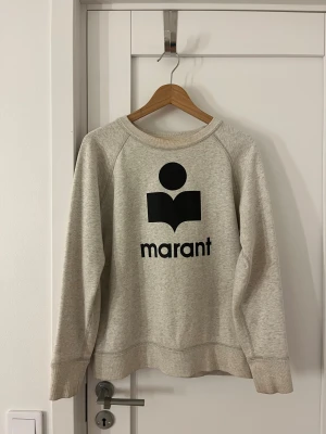 Isabel marant tröja - Säljer min superfina Isabel marant tröja som jag skulle säga passar allt mellan xs-m beroende på hur man vill att den ska sitta. Jag är runt 168 och den sitter typ helt perfekt på mig! Superfint skick, endast sminkfläckar på insidan😊