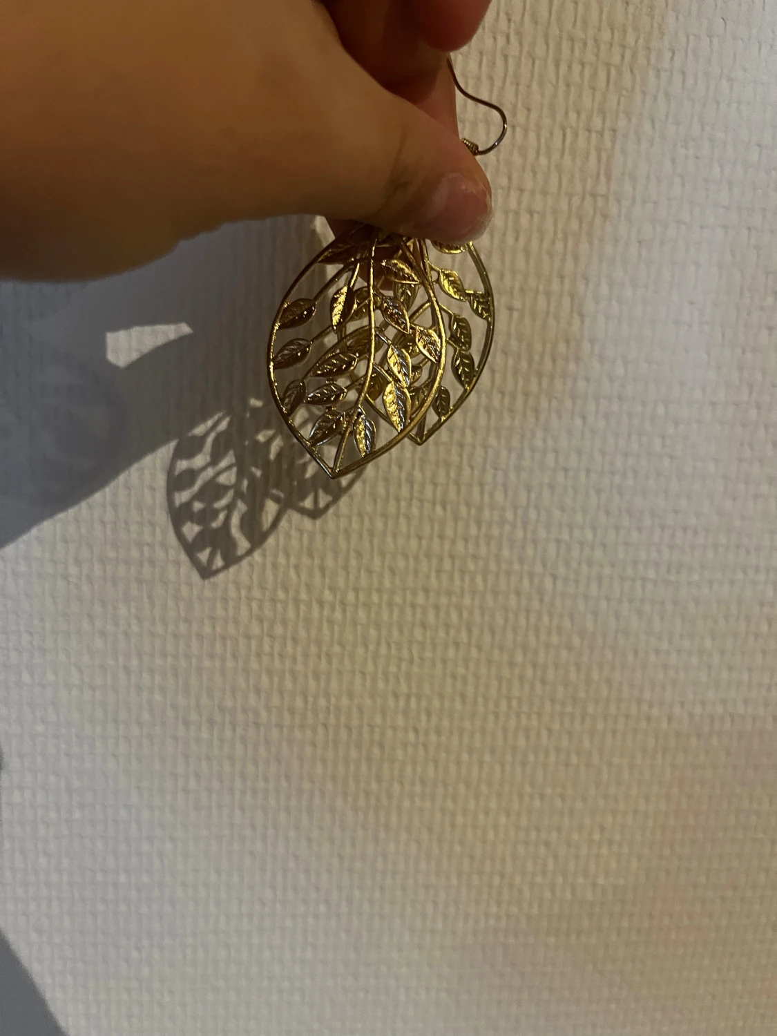 Guldiga örhängen i lövform