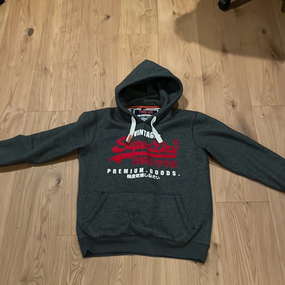 Mörkgrå Superdry hoodie med tryck - 1