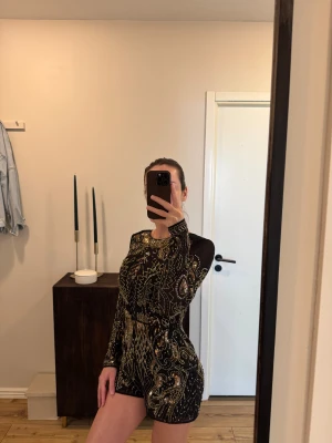  Utsmyckad jumpsuit med pärlor och paljetter - Aldrig använd utsmyckad jumpsuit med öppen rygg. 