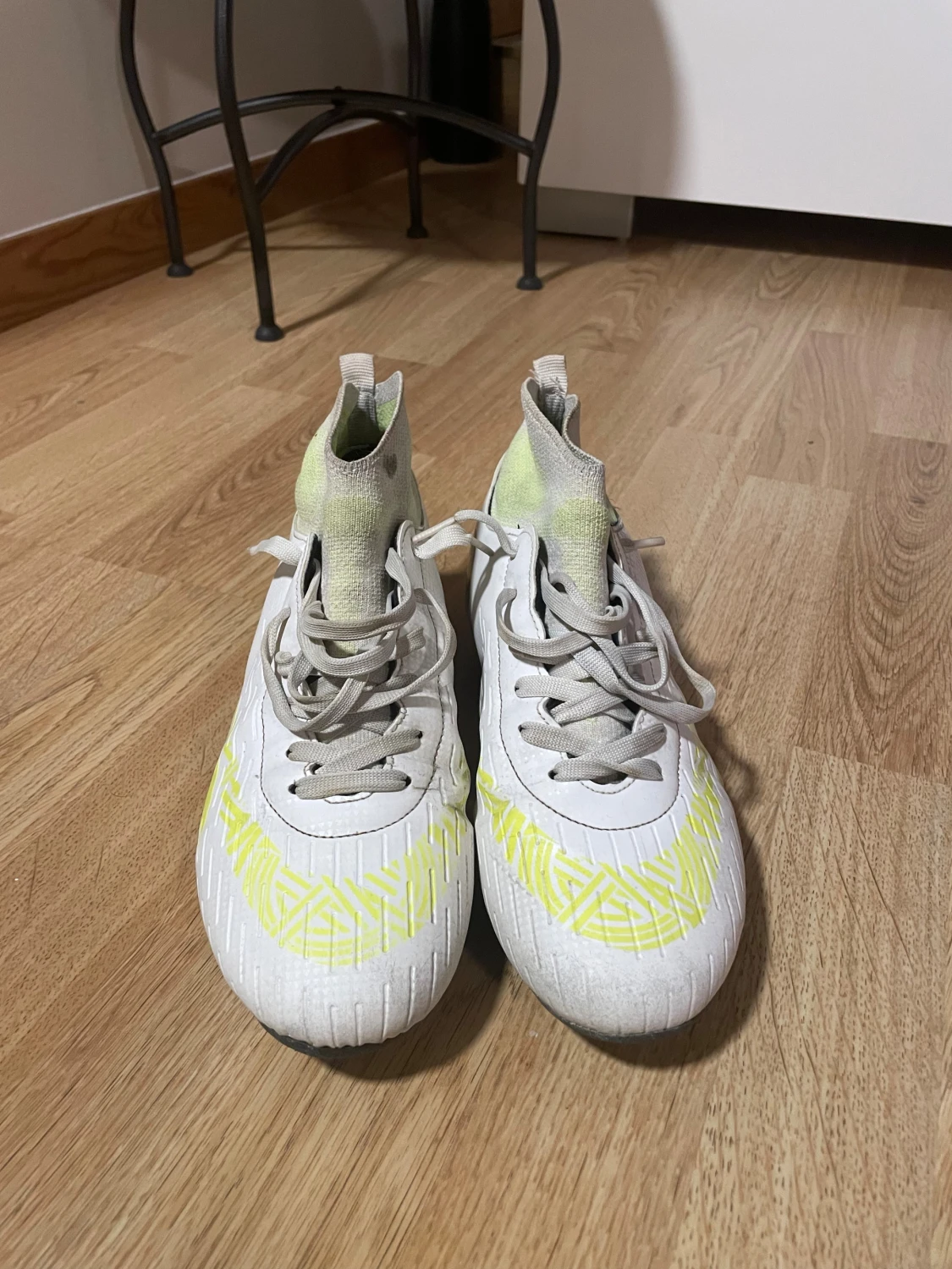 Twingo vita och gula fotbollsskor