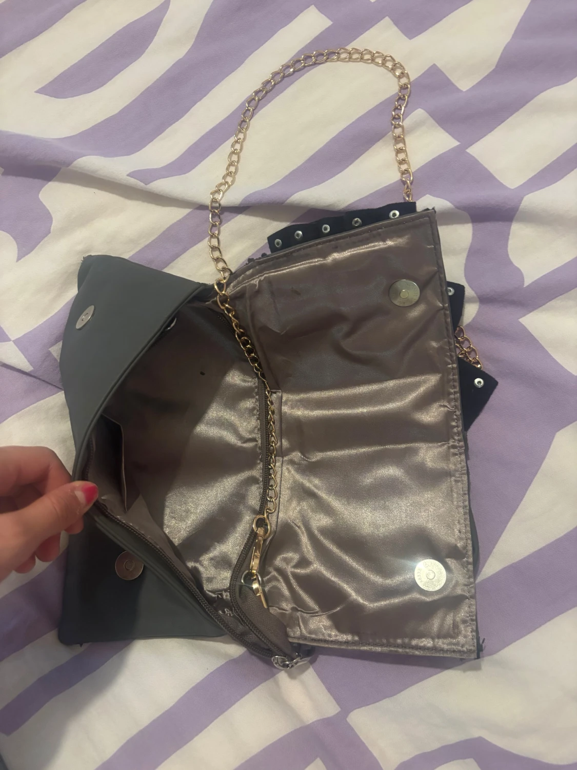 Svart kuvertväska med kedja och nitar - 3